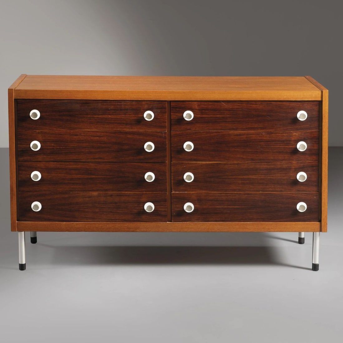 George Coslin: George Coslin (Sec. XX) WOODEN CHEST OF DRAWERS CASSETTIERA in legno e metallo Produzione 3V, Italia, 1960 circa cm H76xL126xP50 Bibliografia di confronto Rivista dell'Arredamento 77, 05/1961, pagi