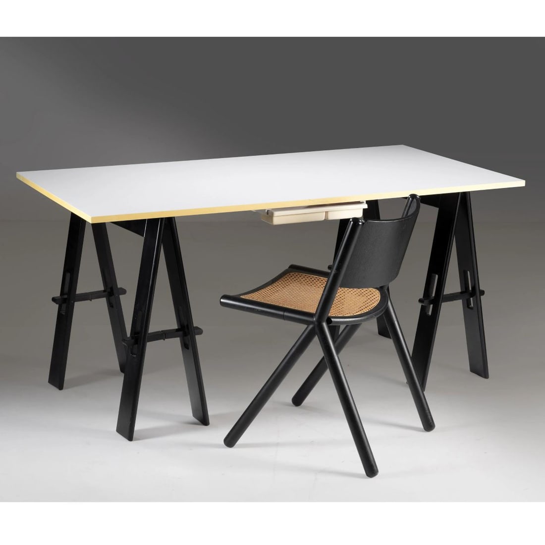 De Pas, D’Urbino, Lomazzi e: De Pas, D’Urbino, Lomazzi e Mauro Pasquinelli SCRIVANIA CON SEDIA in legno e materiale plastico Produzione Acerbis e Tisettanta, Italia, 1975 circa adesivi del produttore sedia cm H74xL58xP45