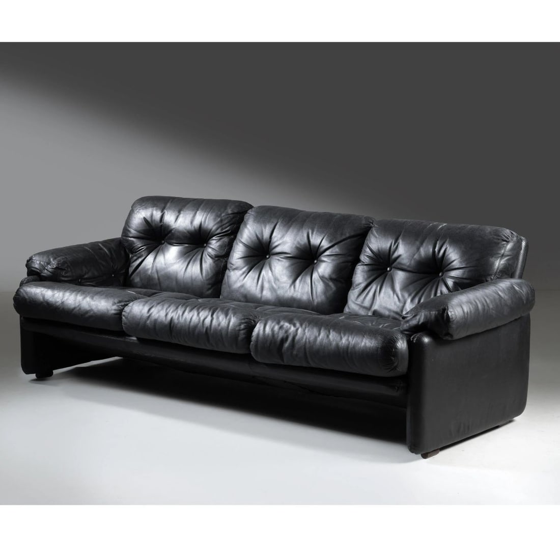 Afra e: Afra e (Montebelluna. 1937 - Trevignano, 2011) Tobia Scarpa (Venezia, 1935) A «CORONADO» SOFA, BLACK LEATHER UPHOLSTERED DIVANO MODELLO CORONADO imbottito e rivestito in pelle nei toni del nero