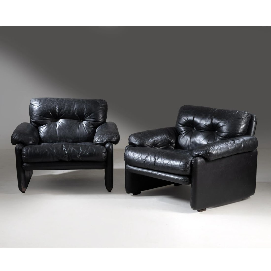 Afra e: Afra e (Montebelluna, 1937 - Trevignano, 2011) Tobia Scarpa (Venezia, 1935) TWO « CORONADO» ARMCHAIRS, BLACK LEATHER UPHOLSTERED DUE POLTRONE MODELLO CORONADO imbottite e rivestite in pelle nei