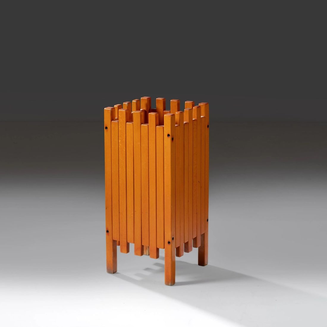 Ettore Sottsass: Ettore Sottsass (Innsbruck, 1917 - Milano, 2007) A PLANTER, RED LACQUERED WOOD FIORIERA in legno laccato nei toni del rosso Produzione Poltronova, Agliana, 1962 cm H56xL25xP25 Bibliografia di