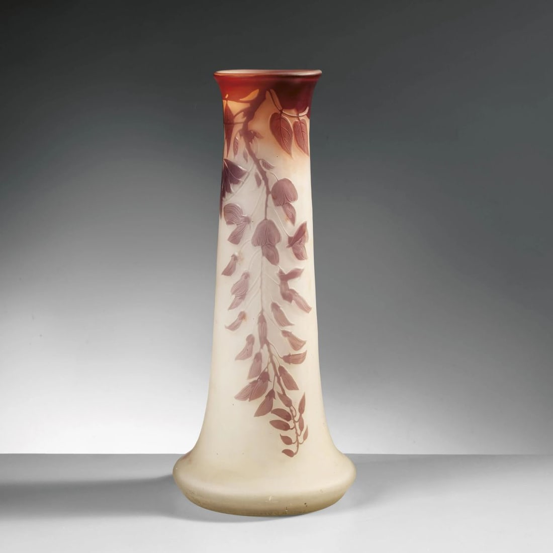 Emile Gall: Emile Gallè (Nancy, 1846 - 1904) BROWN AND WHITE GLASS VASE VASO in vetro nei toni del bianco e del viola Produzione Francia, 1900 circa firmato alla base alt. cm 35,5 e diam. cm 16