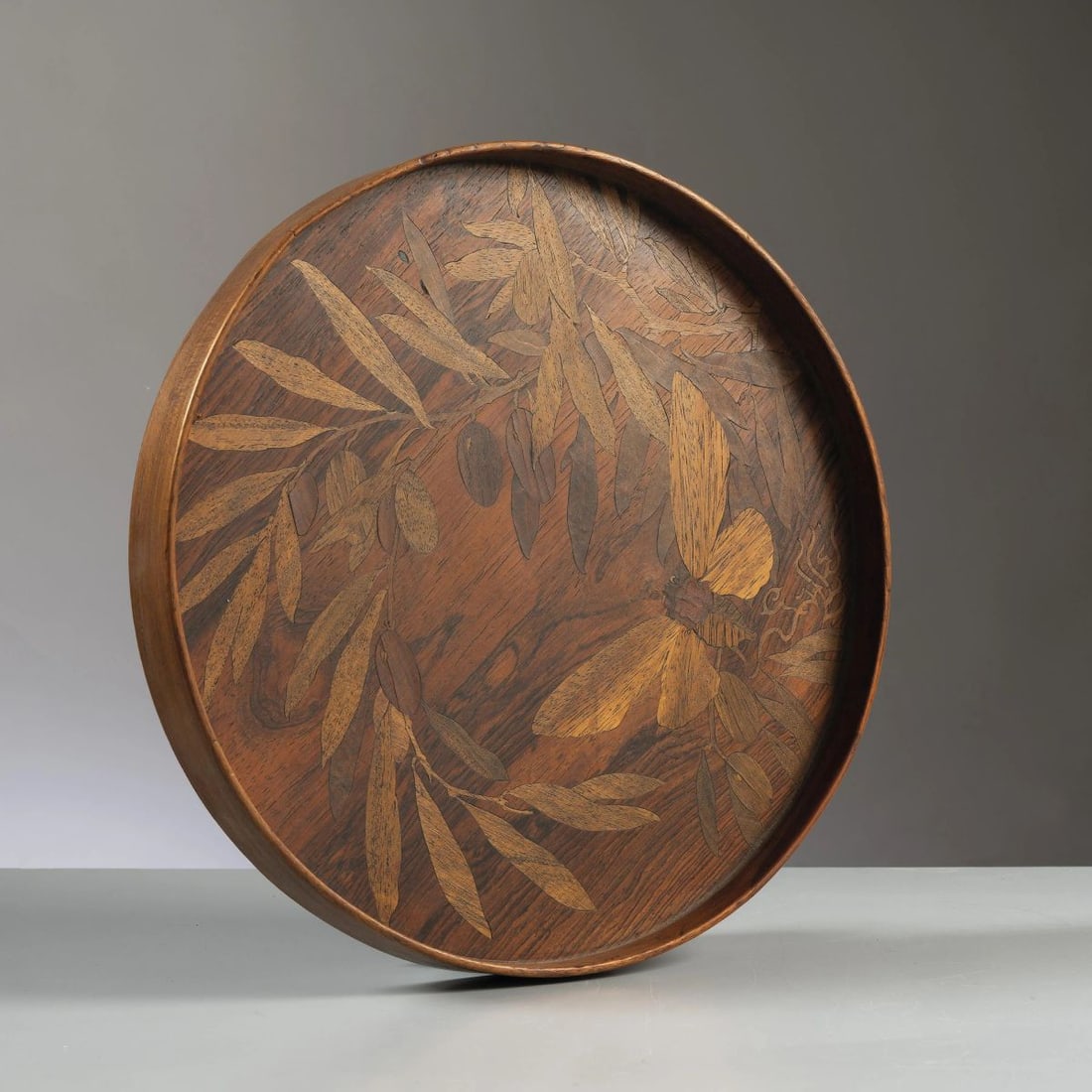 Emile Galle: Emile Galle (Nancy, 1846 – 1904) WOODEN TRAY VASSOIO in legno Produzione Francia, 1900 circa Firma intarsiata diam. cm 30 e alt. cm 3,5