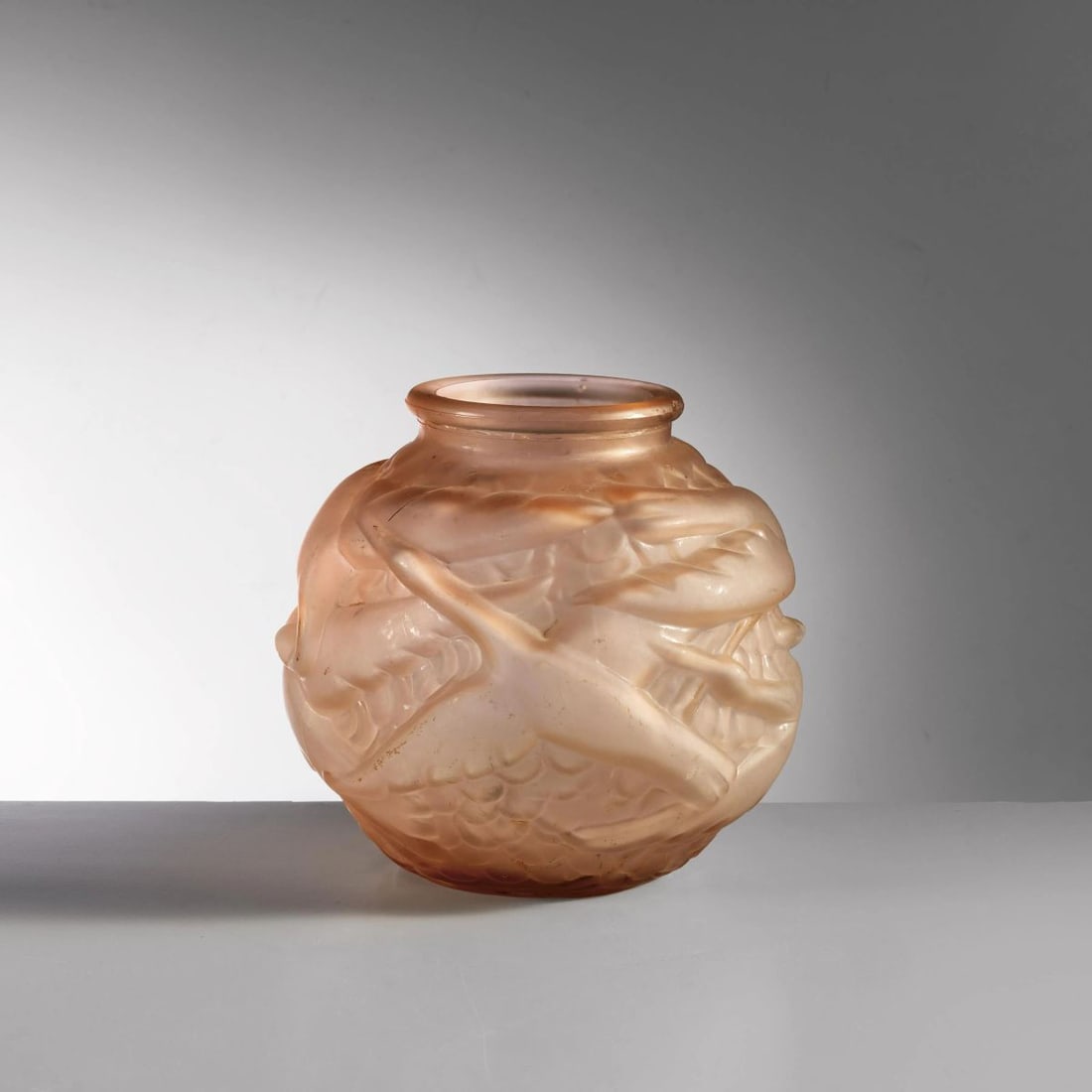 PINK GLASS VASE: PINK GLASS VASE VASO in vetro nei toni del rosa Produzione Francia, 1920 circa alt. cm 17 e diam. cm 18
