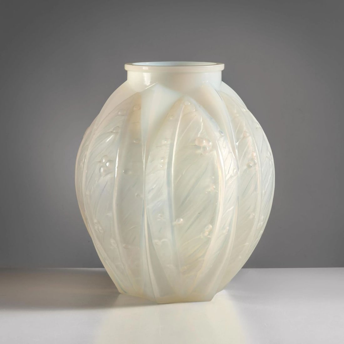 Verlys: Verlys OPALESCENT GLASS VASE VASO in vetro opalescente Produzione, Francia, 1920 circa Firmato a punta sul fondo alt. cm 27 e diam. cm 25