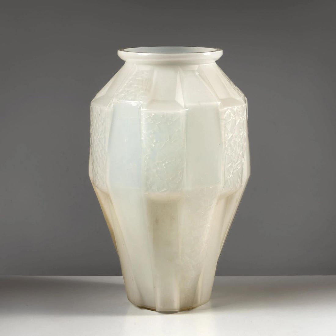Andre Hunebelle: Andre Hunebelle (Meudon, 1896 - Nizza, 1985) GLASS VASE VASO in vetro Produzione Francia, 1920 circa firmato sul lato Andre Hunebelle alt. cm 38,5 e diam. cm 25