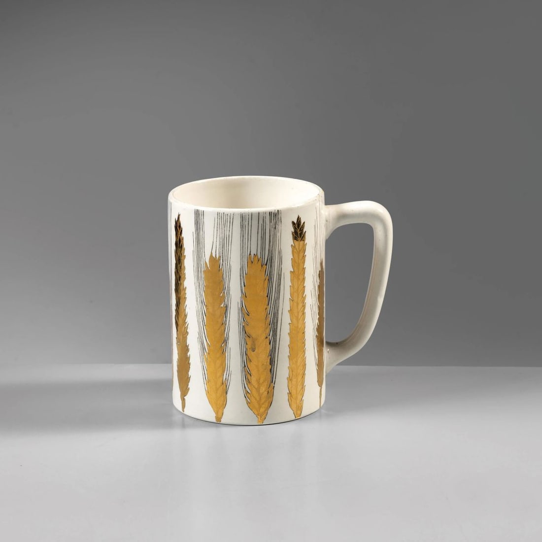 Fornasetti: Fornasetti CERAMIC MUG TAZZA in ceramica marchio sul fondo Produzione Fornasetti, Italia, 1950 circa cm H12,5xL12,5xP9