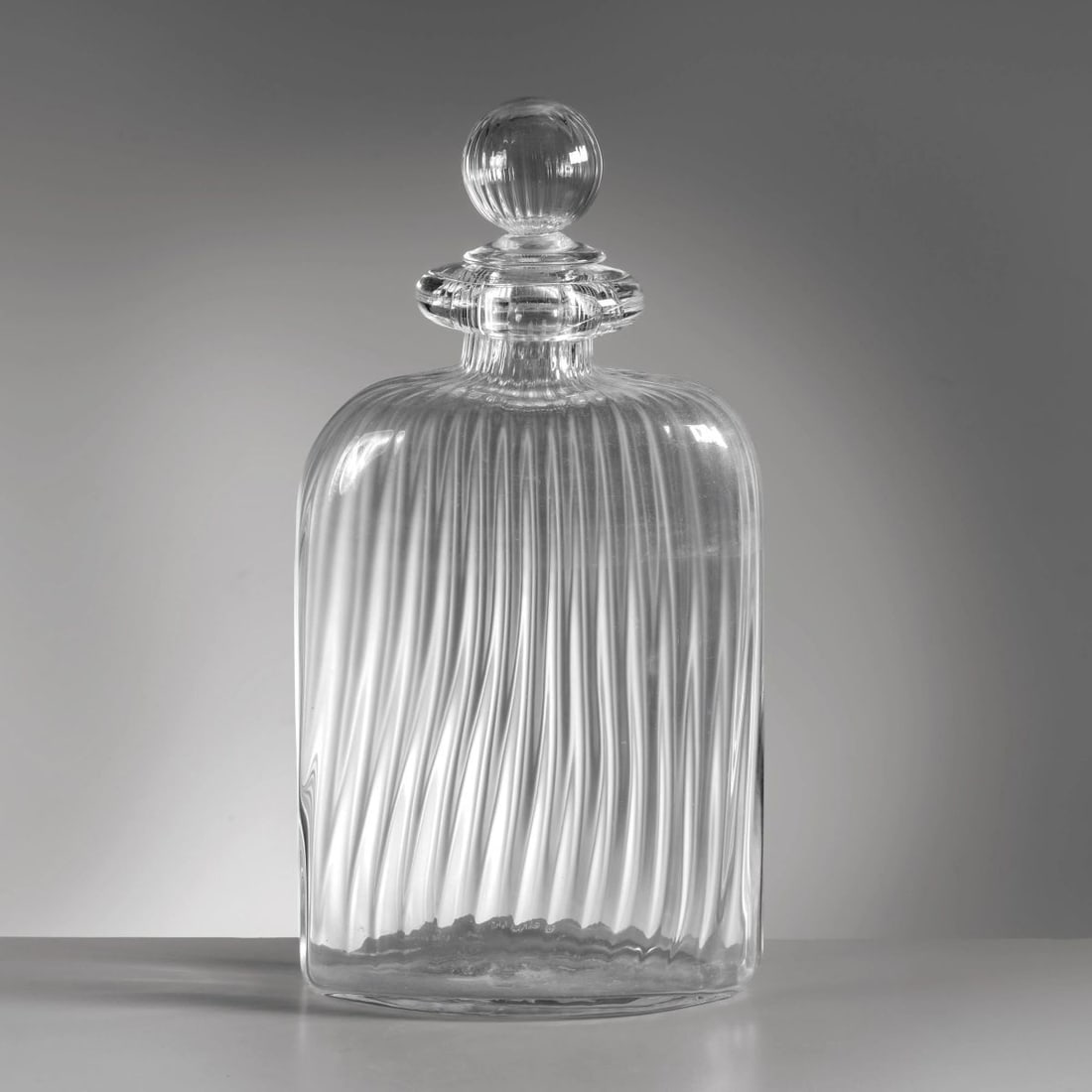 Carlo Moretti: Carlo Moretti (Venezia, 1934) GLASS BOTTLE BOTTIGLIA in vetro Produzione Carlo Moretti, Murano, 1985 circa firmato a punta sul fondo cm H32xL16xP6,5