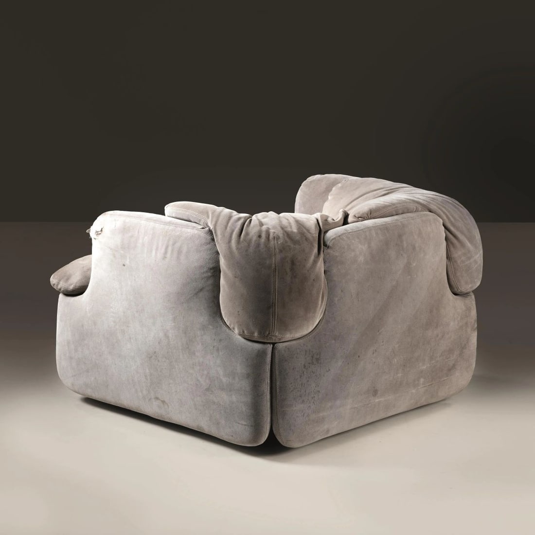 Alberto Rosselli: Alberto Rosselli (Palermo, 1921 - Milano, 1976) A «CONFIDENTIAL» ARMCHAIR, GRAY FABRIC UPHOLSTERED POLTRONA MODELLO CONFIDENTIAL imbottita e rivestita in tessuto nei toni del grigio Produzione Sapor