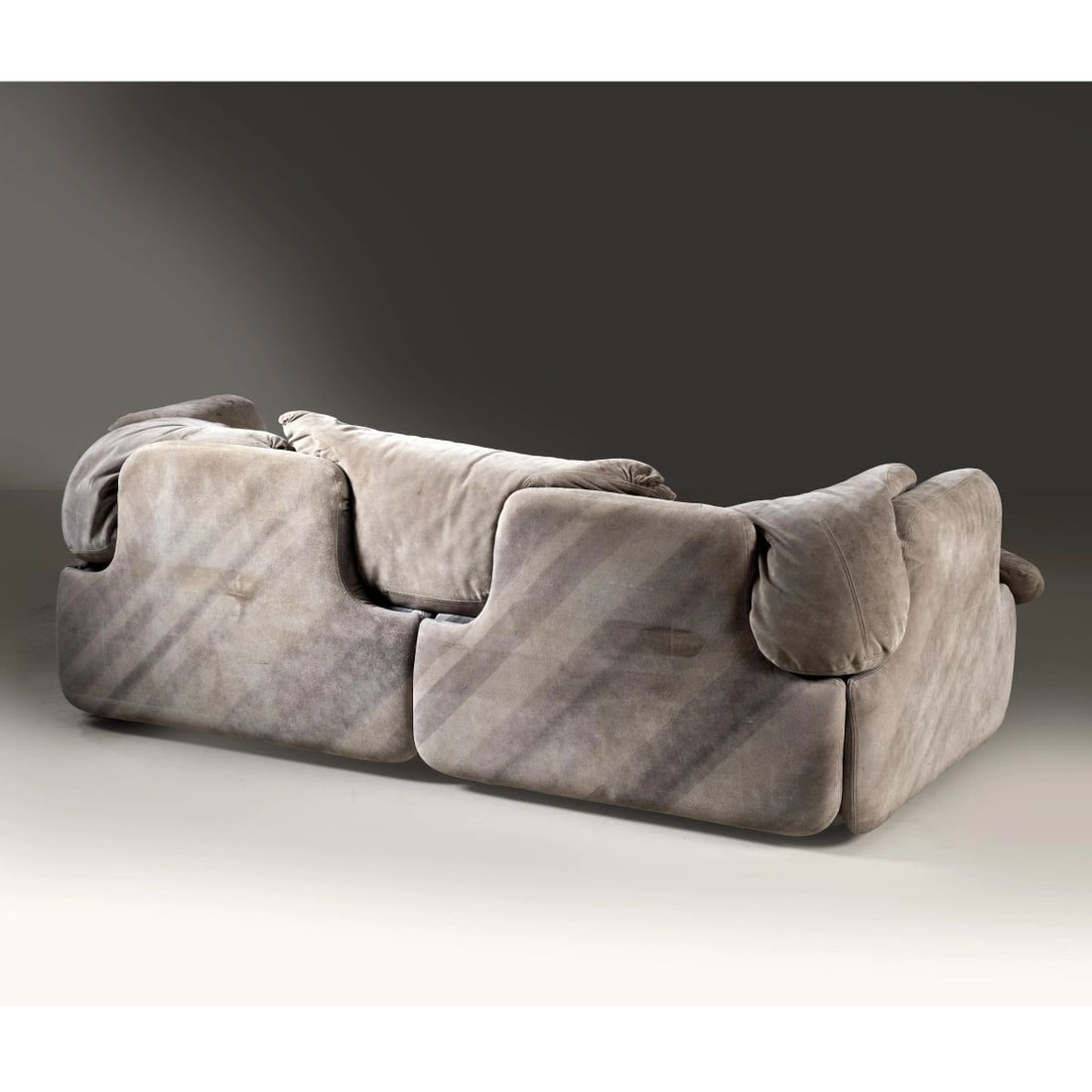 Alberto Rosselli: Alberto Rosselli (Palermo, 1921 - Milano, 1976) A «CONFIDENTIAL» SOFA, GRAY FABRIC UPHOLSTERED DIVANO DUE POSTI MODELLO CONFIDENTIAL imbottito e rivestito in tessuto nei toni del grigio Produzione