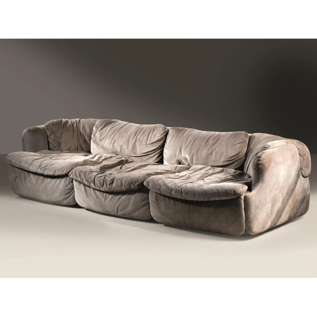 Alberto Rosselli: Alberto Rosselli (Palermo, 1921 - Milano, 1976) A «CONFIDENTIAL» SOFA, GRAY FABRIC UPHOLSTERED DIVANO TRE POSTI MODELLO CONFIDENTIAL imbottito e rivestito in tessuto nei toni del grigio Produzione S
