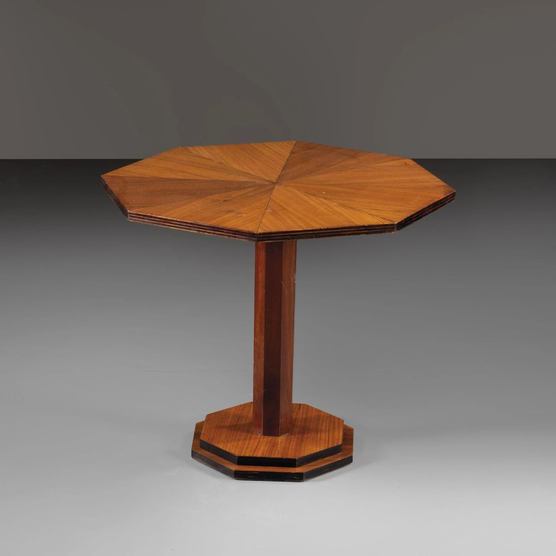 WOODEN LOW TABLE: WOODEN LOW TABLE TAVOLO BASSO in legno Produzione Italia, 1940 circa alt. cm 54 e diam. cm 66,5