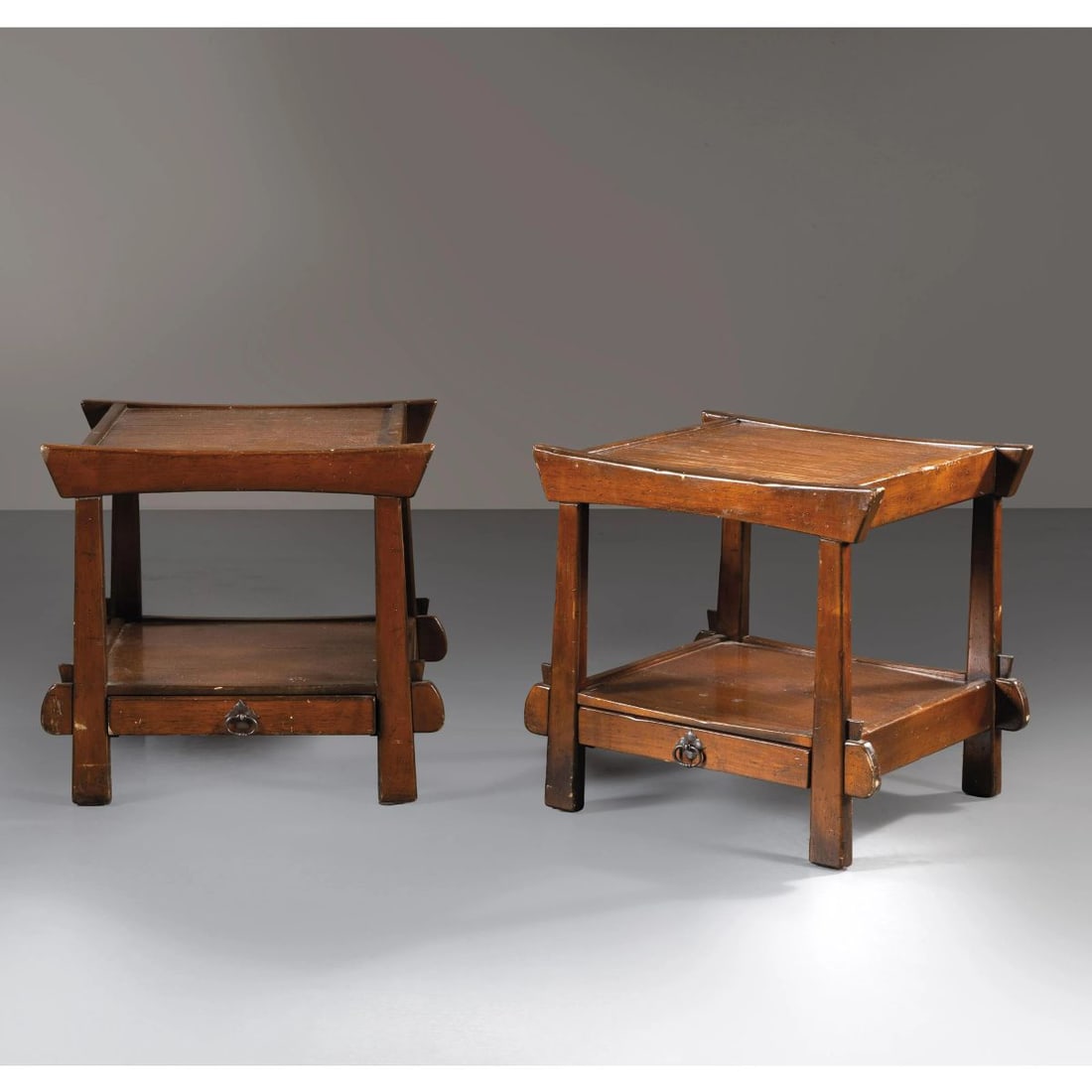 A COUPLE OF WOODEN BEDSIDE TABLES: A COUPLE OF WOODEN BEDSIDE TABLES, METAL DETAILS COPPIA DI COMODINI in legno, dettagli in metallo Produzione Italia, 1940 circa cm H50xL54xP45