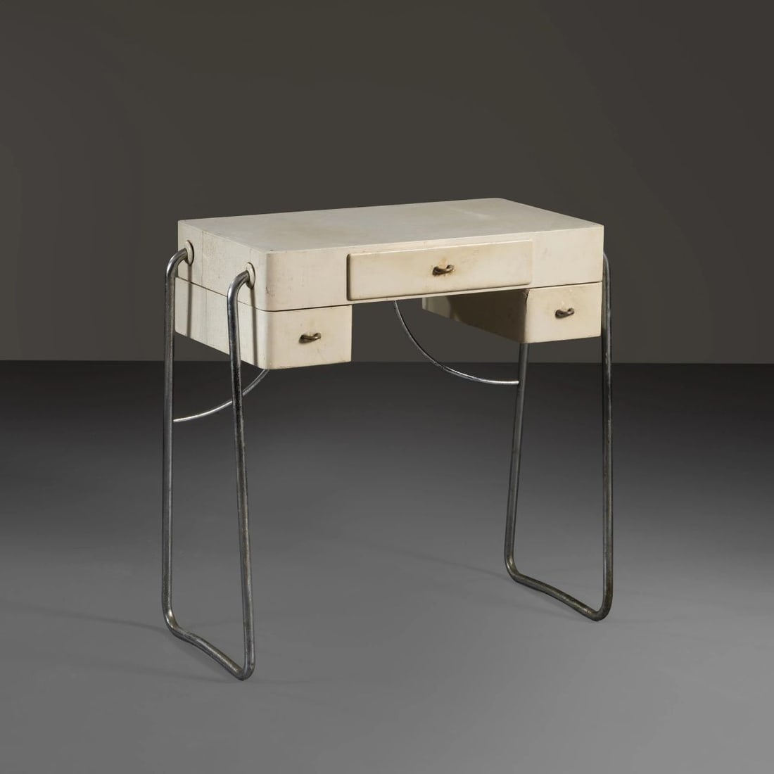 CONSOLLE: CONSOLLE, METAL AND WHITE LACQUERED WOODEN STRUCTURE CONSOLLE in metallo e legno laccato nei toni del bianco Produzione Italia, 1930 circa cm H76xL78xP38
