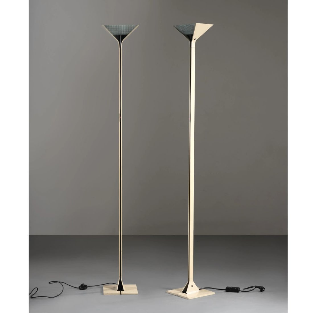 Tobia Scarpa: Tobia Scarpa (Venezia 1935) A COUPLE OF «PAPILLONA» FLOOR LAMPS, GRAY LACQUERED METAL STRUCTURE COPPIA DI LAMPADE DA TERRA MODELLO PAPILLONA in metallo laccato nei toni del grigio e vetro