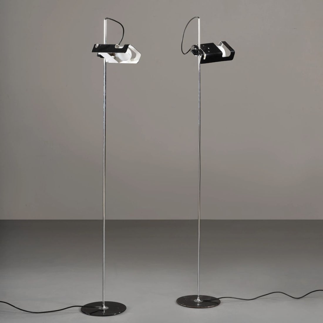 Joe Colombo: Joe Colombo (Milano, 1930 - 1971) A COUPLE OF «SPIDER» FLOOR LAMPS COPPIA DI PIANTANE MODELLO SPIDER in metallo laccato nei toni del nero Produzione O-luce, Italia, 1965 alt. cm 146 e diam. cm 23
