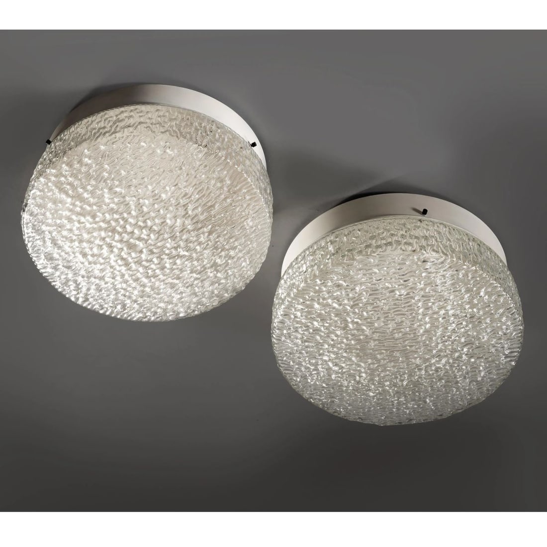 DUE PLAFONIERE: DUE PLAFONIERE in metallo e vetro Produzione Italia, 1960 circa alt. cm 17,5 e diam. cm 50 TWO WALL LAMPS 