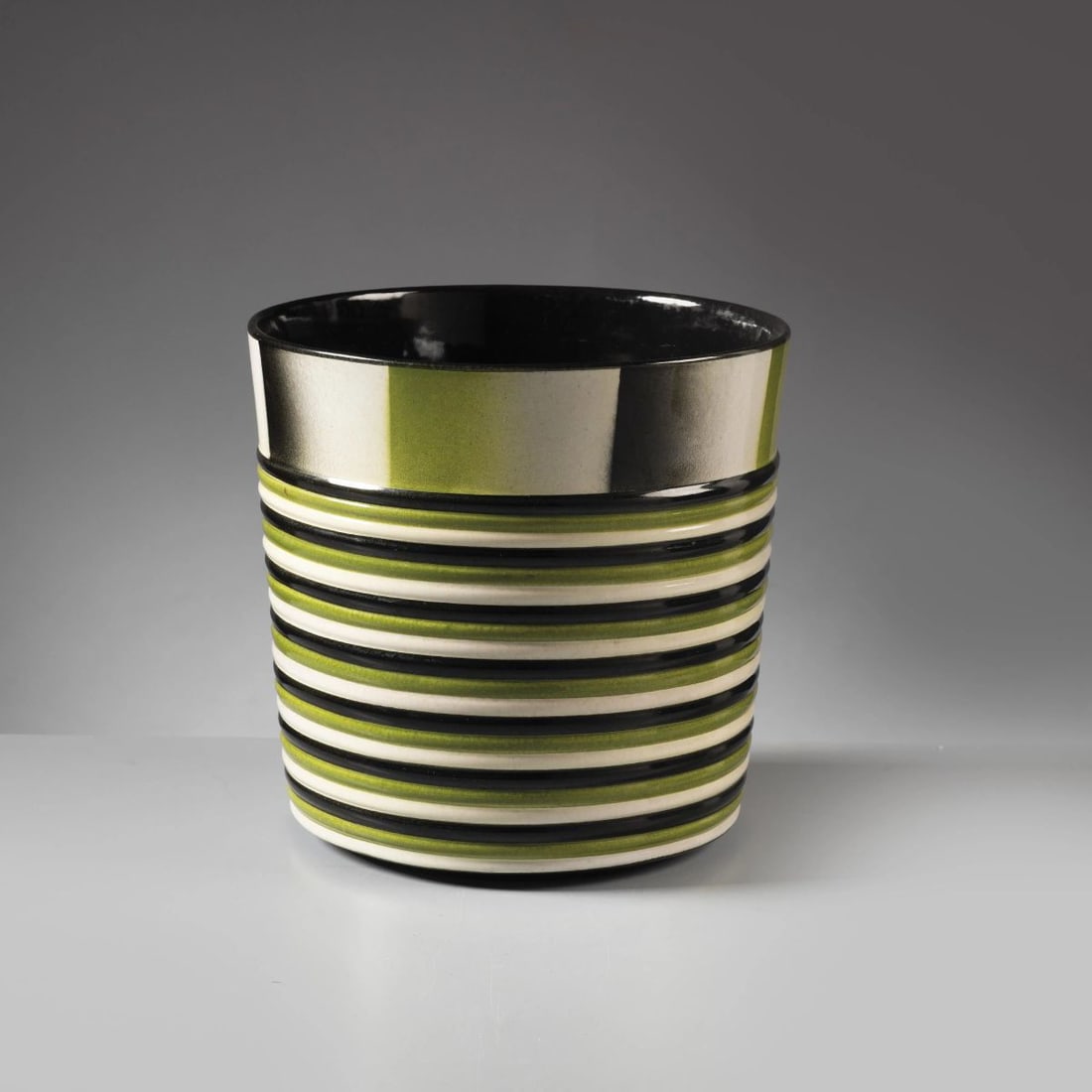 Ceramiche Pucci: Ceramiche Pucci CERAMIC VASE VASO in ceramica nei toni del verde, bianco e nero Produzione Pucci Umbertide, Italia, 1930 circa Firma sul fondo alt. cm 19 e diam. cm 19,5