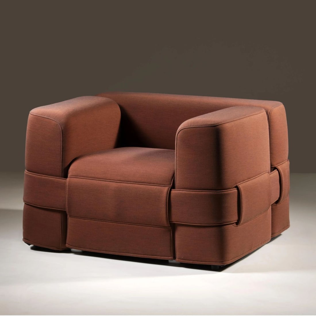 Mario Bellini: Mario Bellini (Milano, 1935) « 932 MB1 » ARMCHAIR, RED FABRIC UPHOLSTERED POLTRONA 932 MB1 imbottita e rivestita in tessuto nei toni del rosso etichetta del produttore Produzione Cassina, Italia,