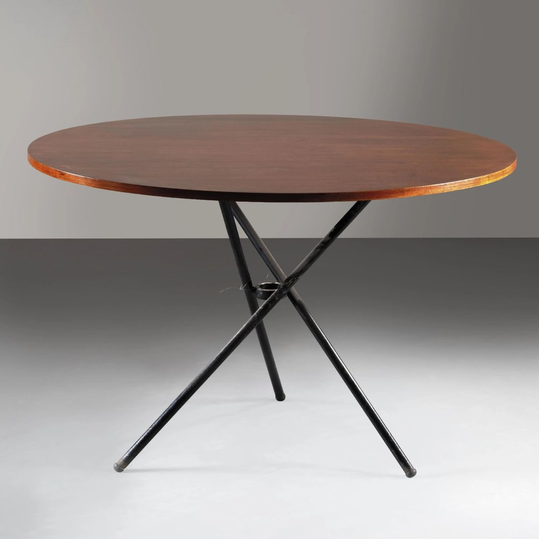 Jurg Bally: Jurg Bally (1923 - 2002) TABLE, METAL LEGS, WOODEN TOP TAVOLO AD ALTEZZA REGOLABILE gambe in metallo, ripiano in legno Produzione Arform, Italia, 1960 circa adesivo del produttore alt. cm variabile e 