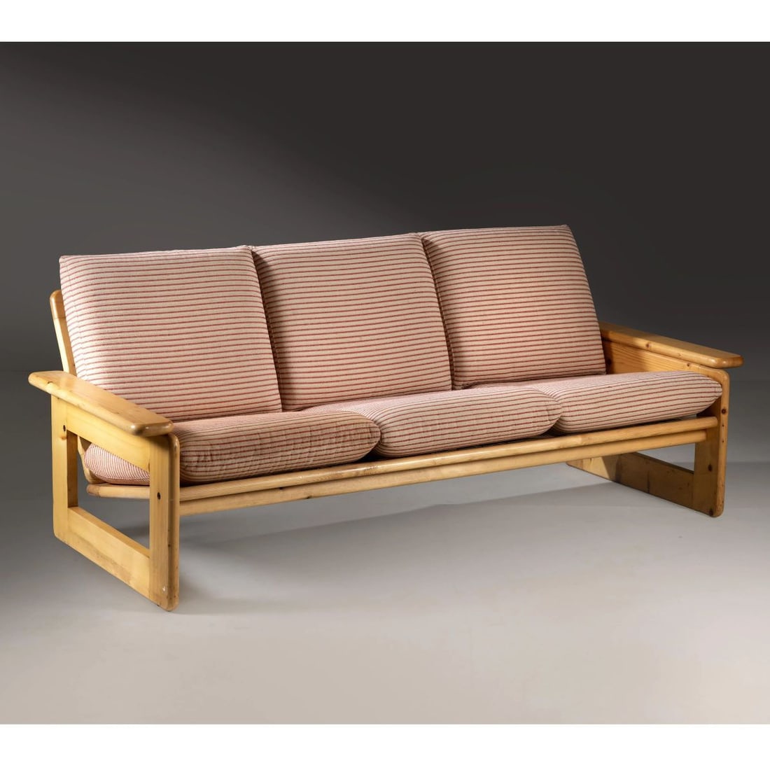 SOFA: SOFA, WOODEN STRUCTURE, RED AND WHITE FABRIC UPHOLSTERED DIVANO struttura in legno, cuscini imbottiti e rivestiti in tessuto nei toni del rosso e del bianco Produzione Italia, 1970 circa cm H72xL205xP