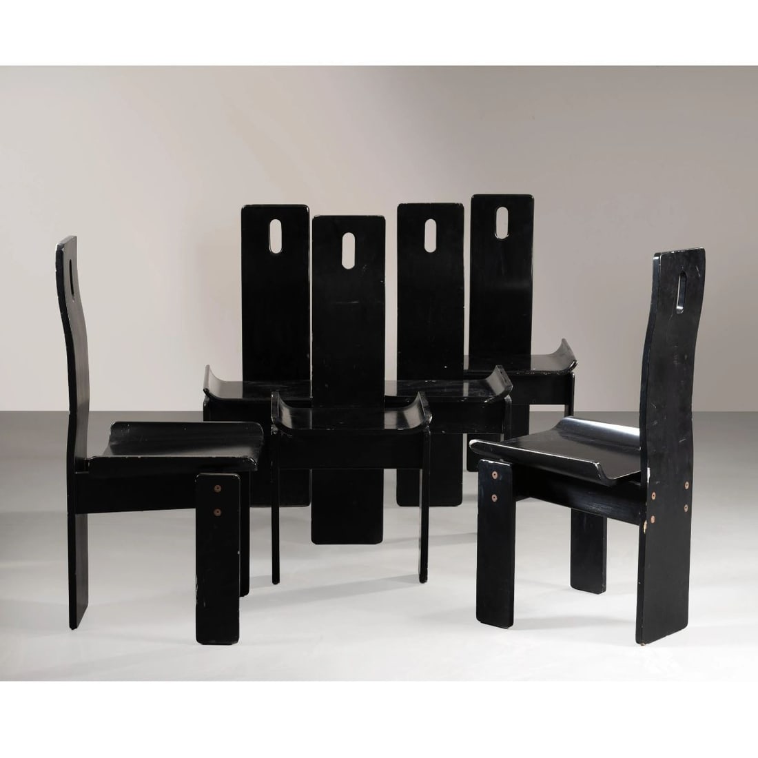 Edoardo Landi: Edoardo Landi (San Felice sul Panaro, 1937) SIX BLACK LACQUERED WOODEN «DIAGO» CHAIRS SEI SEDIE MODELLO DIAGO in legno laccato nei toni del nreo Produzione Nikol, Italia, 1970 circa cm H100xL45xP50