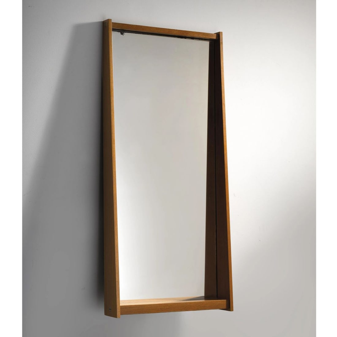 George Coslin: George Coslin (Sec. XX) MIRROR, WOODEN FRAME UNO SPECCHIO cornice in legno Produzione Italia, 1960 circa cm H59,5xL131xP13 Bibliografia di confronto Rivista dell'Arredamento 77, 05/1961, pagina pub
