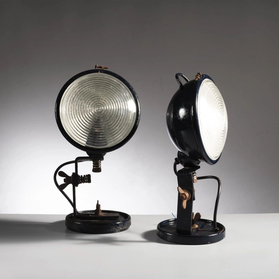 Cesare Leonardi e: Cesare Leonardi e (Modena, 1935 – o 2021) Franca Stagi (Modena, 1937 – 2008) A COUPLE OF «JEEP» LAMPS COPPIA DI LAMPADE MODELLO JEEP in metallo laccato nei toni del blu Produzione Lumenform, Ita