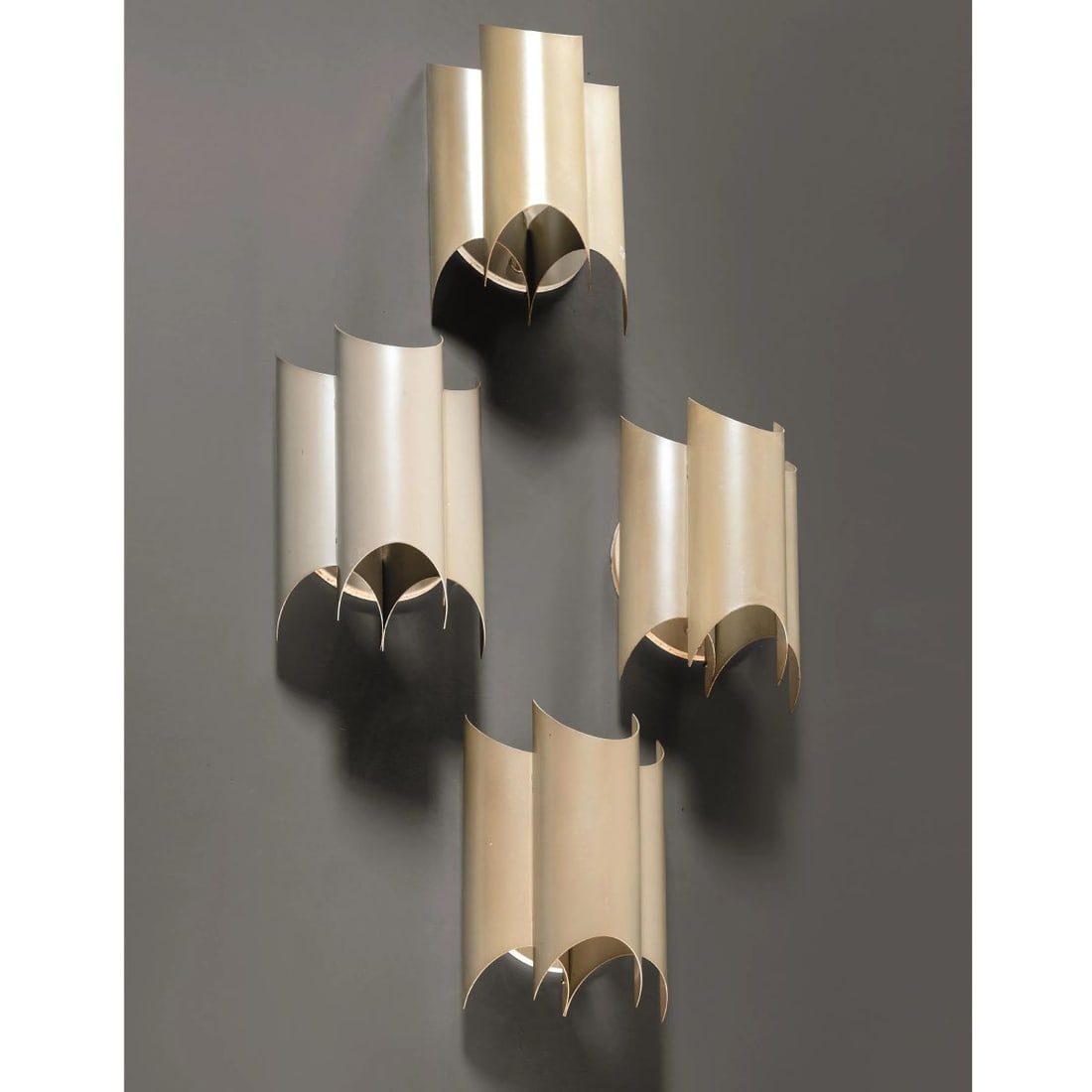 FOUR WHITE LACQUERED METAL APPLIQUES: FOUR WHITE LACQUERED METAL APPLIQUES QUATTRO APPLIQUES in metallo laccato nei toni del bianco Produzione Italia, 1970 circa cm H28,5xL23xP15