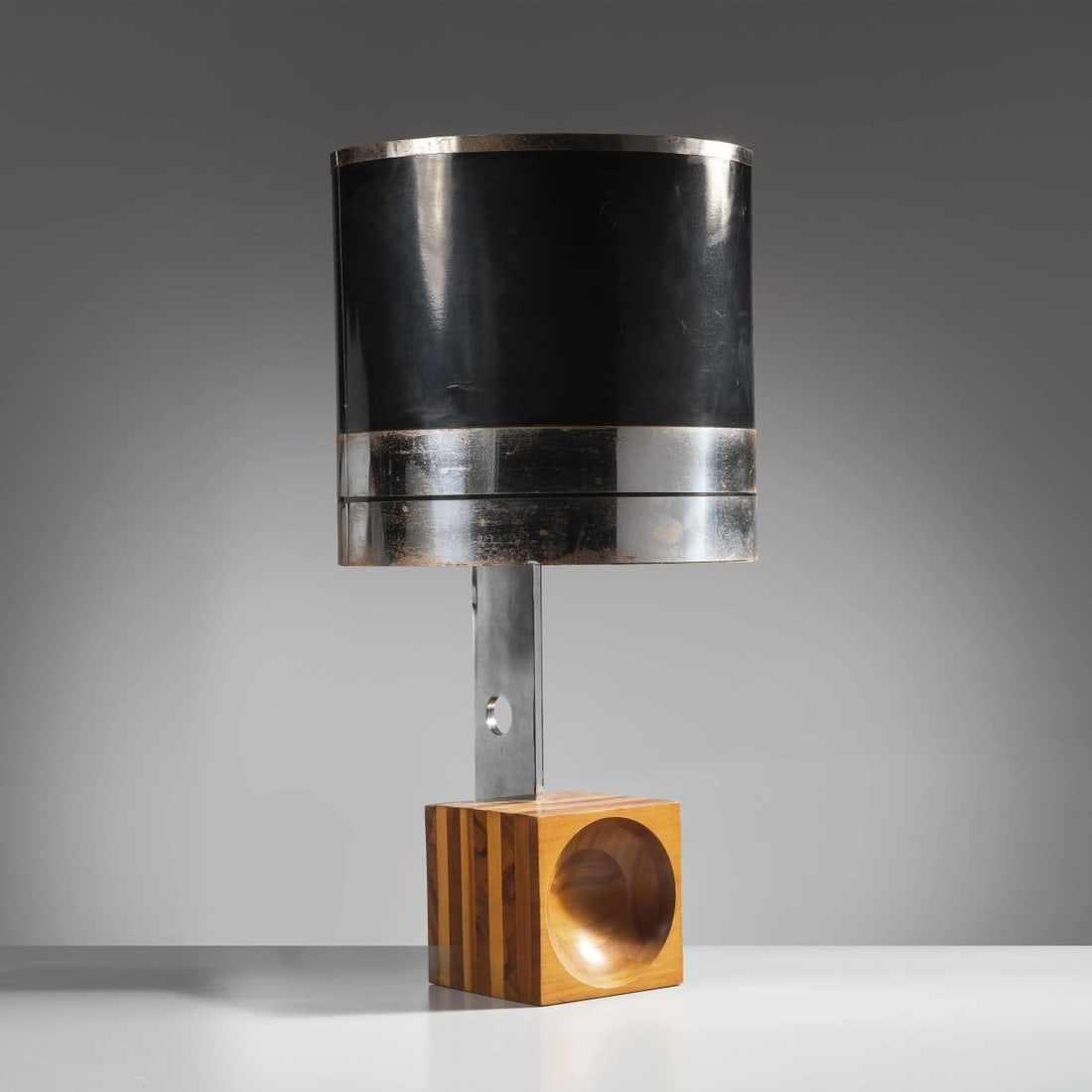 WOODEN AND METAL TABLE LAMP: WOODEN AND METAL TABLE LAMP LAMPADA DA TAVOLO in legno e metallo Produzione Italia, 1970 circa alt. cm 81,5 e diam. cm 41