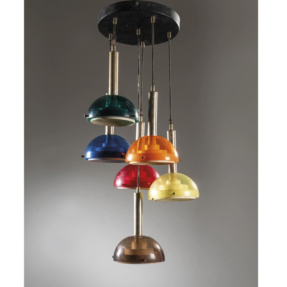 METAL AND PLASTIC CEILING LAMP: METAL AND PLASTIC CEILING LAMP LAMPADARIO in metallo e materiale plastico Produzione Italia, 1960 circa cm H89xL45xP45