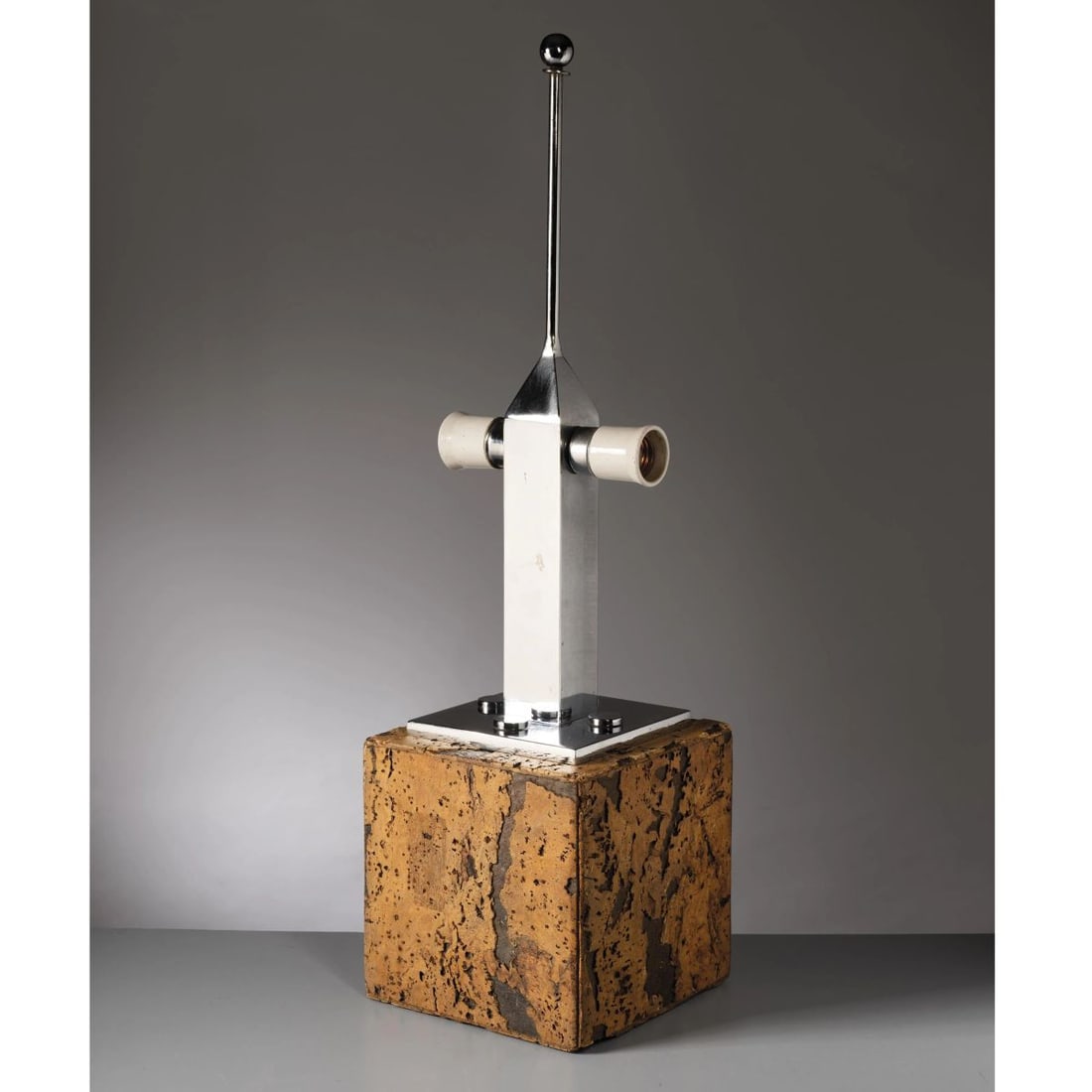CORK AND METAL TABLE LAMP: CORK AND METAL TABLE LAMP LAMPADA DA TAVOLO in sughero e metallo Produzione Italia, 1970 circa cm H71xL20xP20