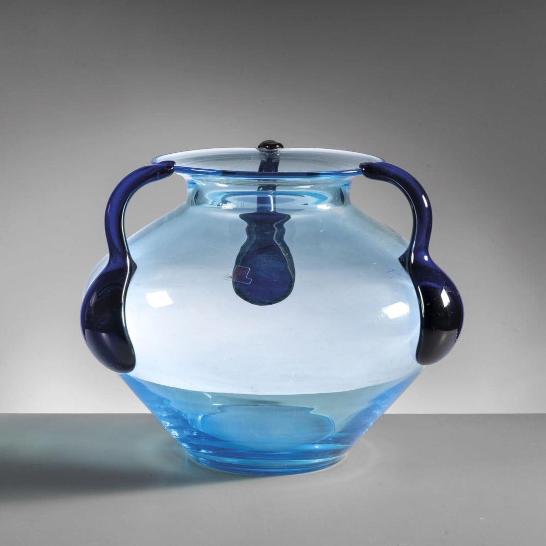 Carlo Moretti: Carlo Moretti (Venezia, 1934) LIGHT BLUE GLASS VASE VASO in vetro nei toni dell’azzurro Produzione Murano, Italia, 1993 firmato e datato a punta sul fondo alt. cm 25,5 e diam. cm 32