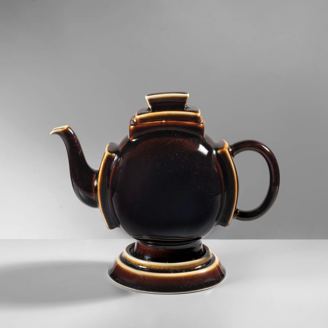 Gino Campana: Gino Campana (Sec. XX) BROWN CERAMIC TEAPOT TEIERA DELLA SERIE SONG nei toni del marrone marcato sul fondo Produzione Richard Ginori, Italia, 1970 circa cm H21xL25xP14