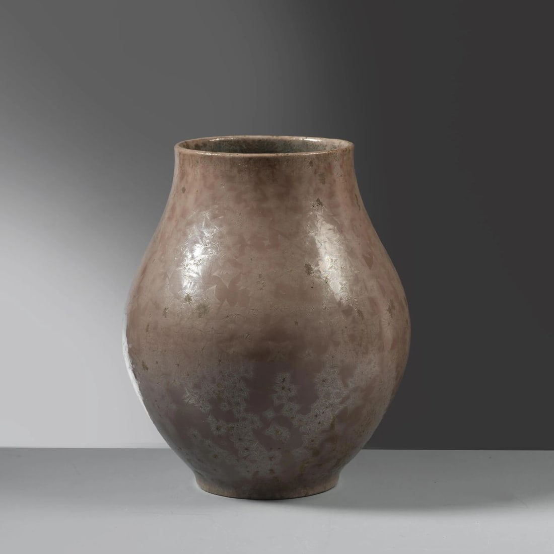 PINK CERAMIC VASE: PINK CERAMIC VASE VASO in ceramica nei toni del rosa Produzione Italia, 1910 circa alt. cm 20 e diam. cm 16