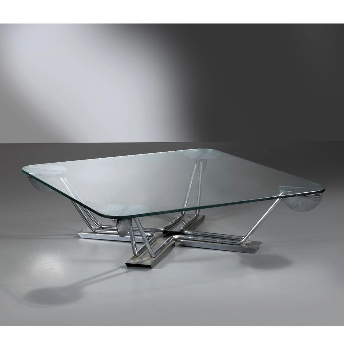 LOW TABLE: LOW TABLE TAVOLO BASSO in acciaio e vetro Produzione Italia, 1970 circa alt. cm 28,5 e diam. cm 100,5