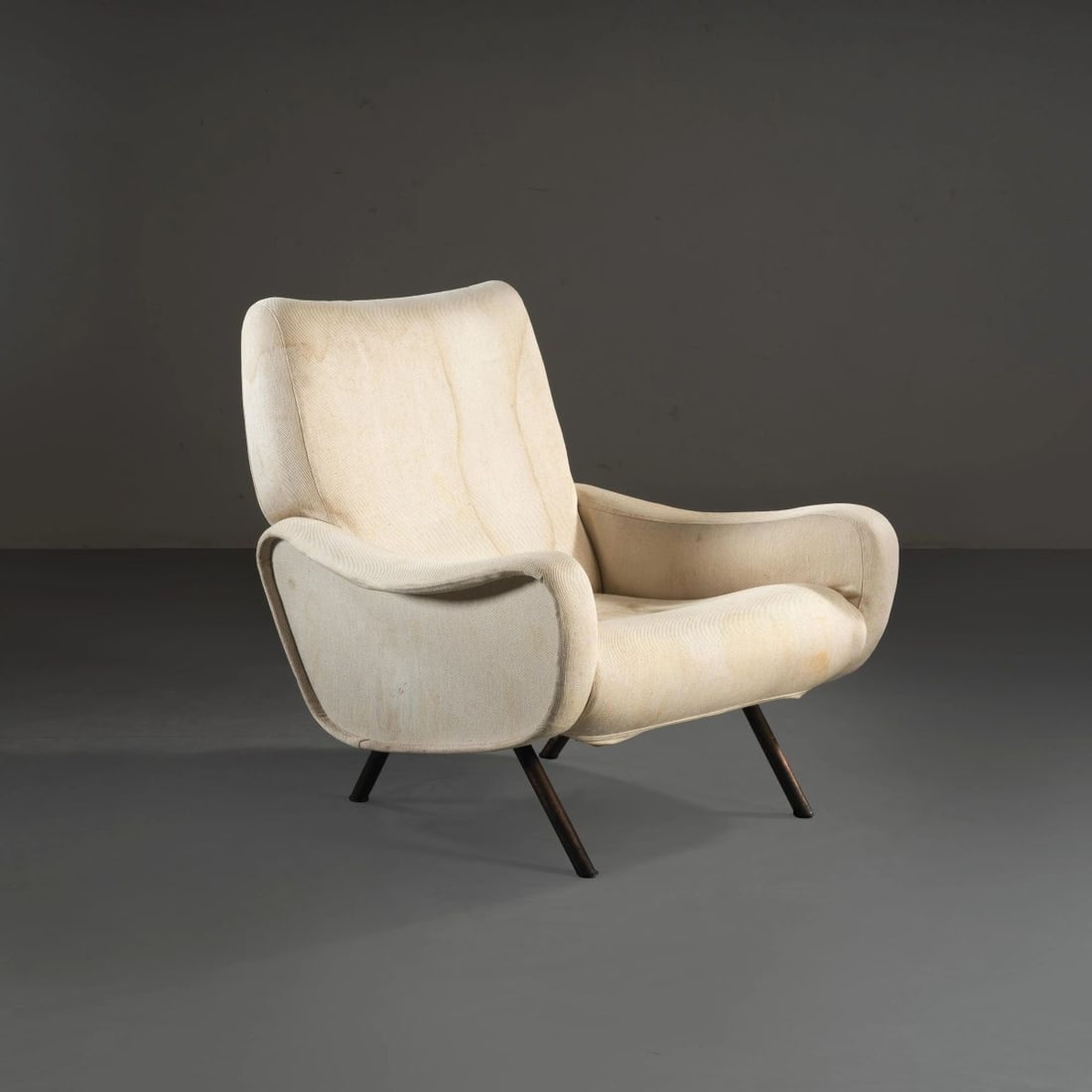 Marco Zanuso: Marco Zanuso (Milano, 1916 – 2001) A «LADY» ARMCHAIR POLTRONA MODELLO LADY imbottita e rivestita in tessuto nei toni del crema Produzione Arflex, Italia, 1951 cm H78xL80xP90 Bibliografia di