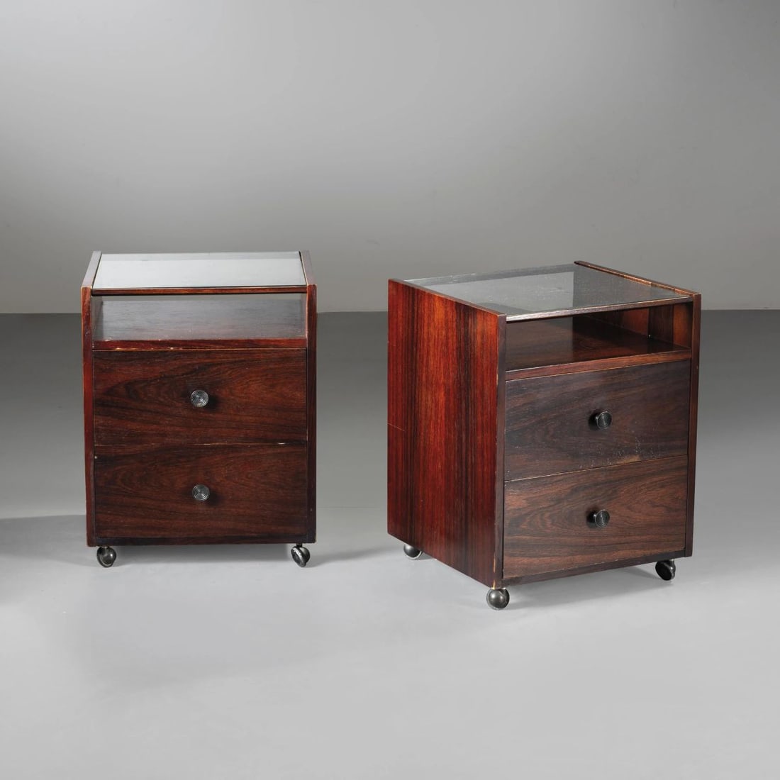 Carlo De Carli: Carlo De Carli (Milano, 1910 – 1999) TWO WOODEN BED-SIDE TABLES, GLASS TOP DUE COMODINI in legno, ripiano in vetro Produzione Sormani, Italia, 1960 circa cm H50xL40xP36,5 Bibliografia di confronto