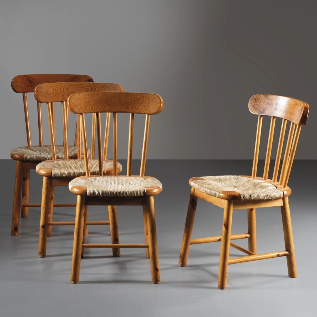 FOUR WOODEN CHAIRS: FOUR WOODEN CHAIRS QUATTRO SEDIE in legno, seduta in paglia Produzione Italia, 1980 circa cm H84xL44,5xP48