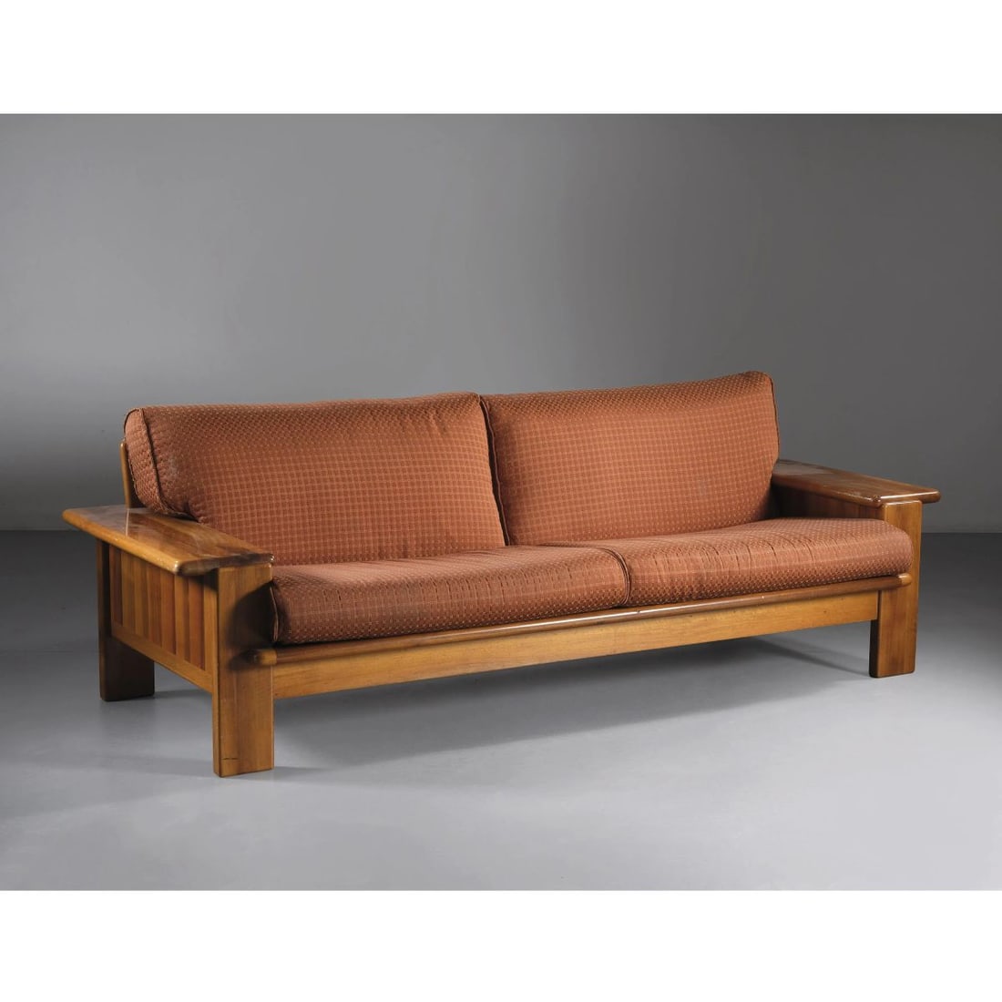 Mario Marenco: Mario Marenco (Foggia, 1933 – Roma, 2019) SOFA, WOODEN STRUCTURE, BROWN FABRIC UPHOLSTERED CUSHIONS DIVANO struttura in legno, cuscini imbottiti e rivestiti in tessuto nei toni del marrone