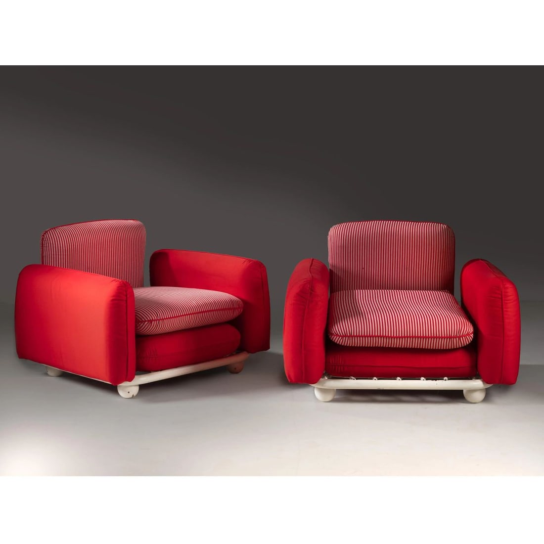 A COUPLE OF ARMCHAIRS: A COUPLE OF ARMCHAIRS, WHITE LACQUERED METAL STRUCTURE, RED FABRIC UPHOLSTERED CUSHIONS COPPIA DI POLTRONE struttura in metallo laccato nei toni del bianco, cuscini imbottiti e rivestiti in tessuto