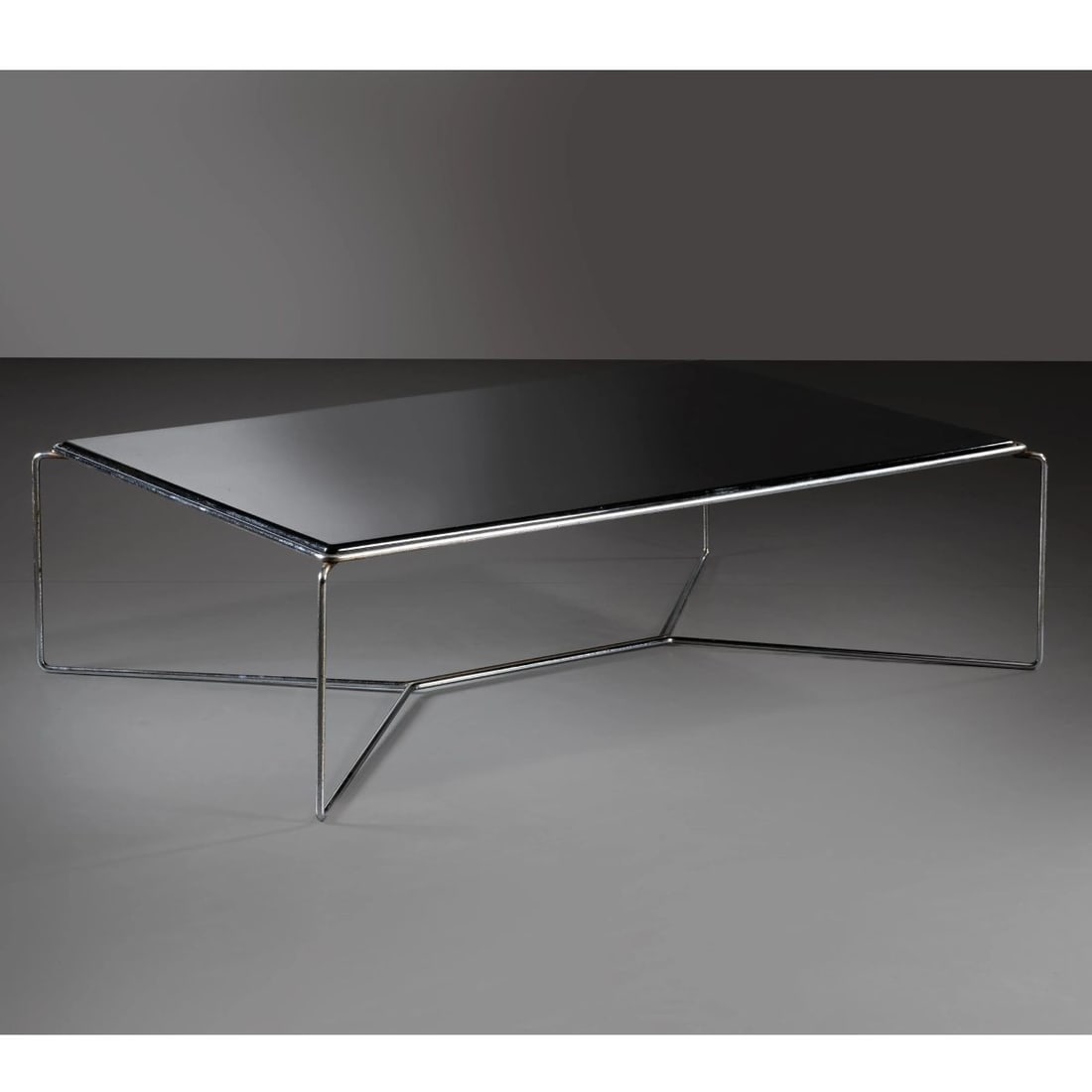 Kazuhide Takahama: Kazuhide Takahama (Nobeoka, 1930 – Bologna, 2010) LOW TABLE, METAL STRUCTURE, GLASS TOP TAVOLO BASSO MODELLO MARCEL struttura in metallo, ripiano in vetro Produzione Gavina, Italia, 1974 cm H35xL122