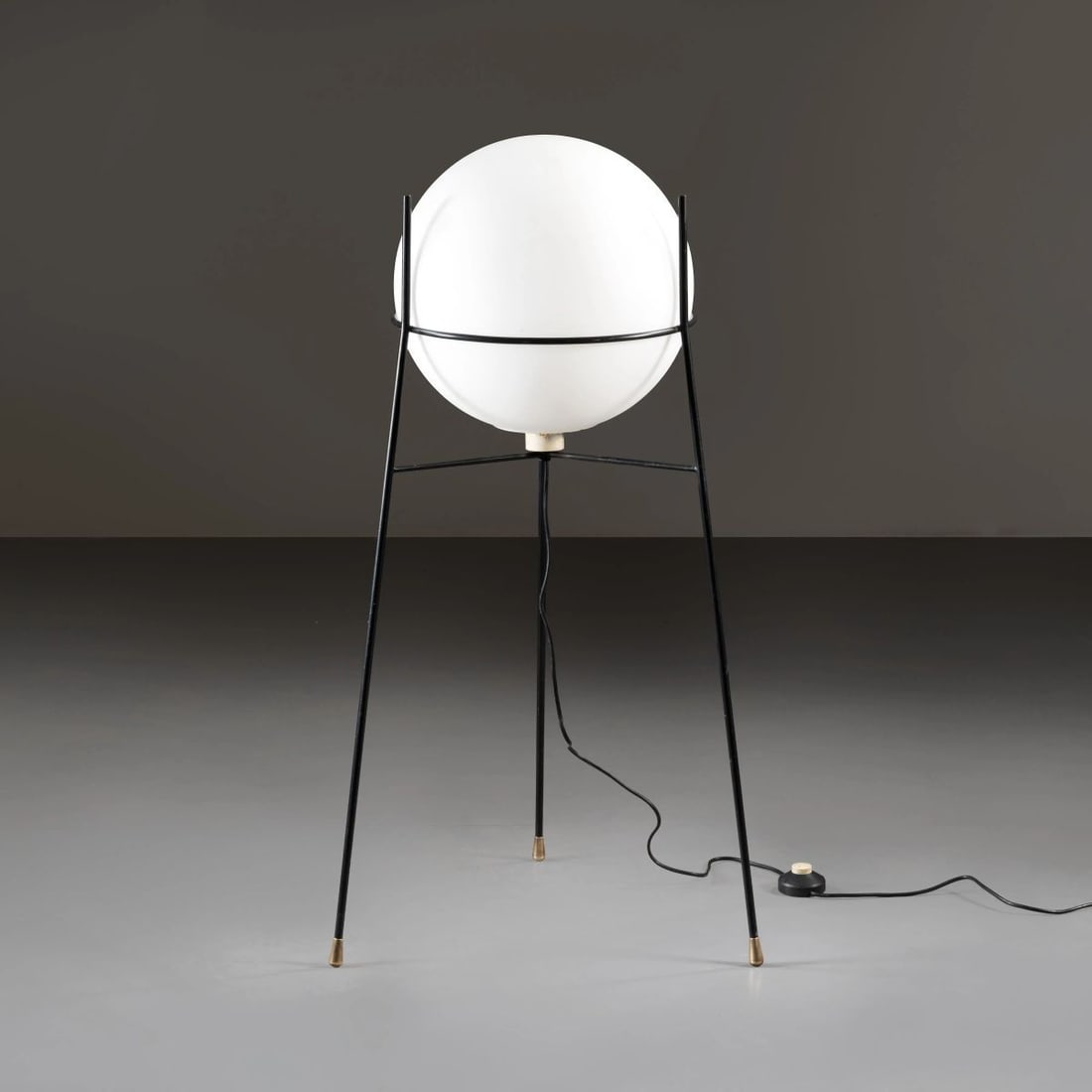 Stilnovo: Stilnovo FLOOR LAMP LAMPADA DA TERRA In metallo e vetro Produzione Stilnovo, Italia 1955 circa marchio del produttore alt. cm 96 e diam. cm 51 Bibliografia di confronto T. Brauniger, Stilnovo Milano,