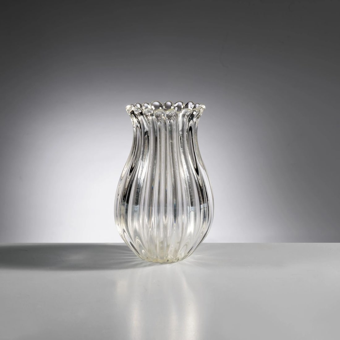 Archimede Seguso: Archimede Seguso (Murano, 1909 – 1999) A YELLOW GLASS VASE UN VASO in vetro nei toni del giallo Produzione Seguso, Italia, 1950 circa adesivo del produttore alt. cm 17 e diam. cm 11