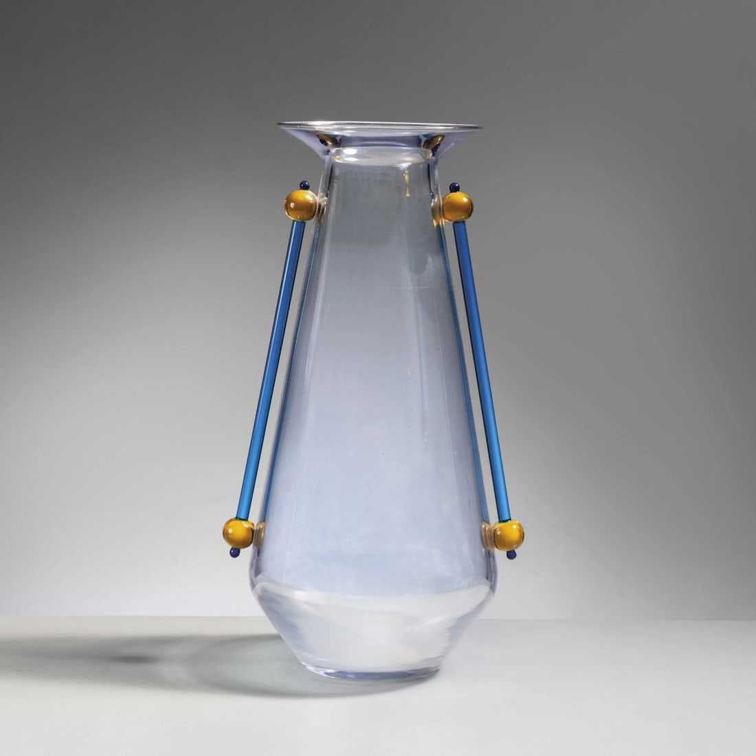 BLUE AND YELLOW GLASS VASE: BLUE AND YELLOW GLASS VASE VASO in vetro nei toni del blu e del giallo Produzione Italia, 1990 circa cm H33xL20xP18