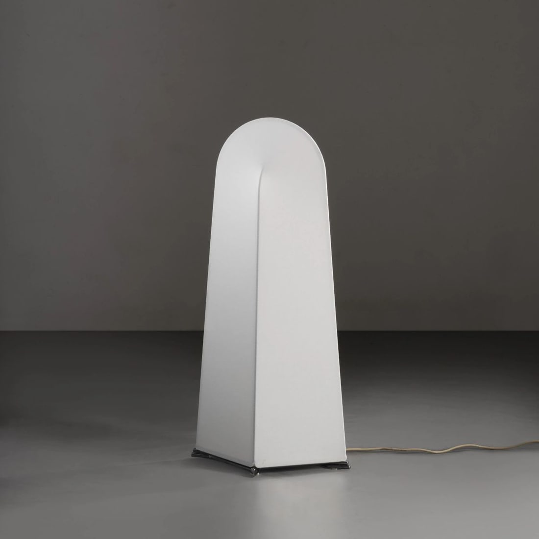 Kazuhide Takahama: Kazuhide Takahama (Nobeoka 1930 - Bologna 2010) «KAZUKI» FLOOR LAMP, METAL STRUCTURE, WHITE FABRIC UPHOLSTERY LAMPADA DA TERRA MODELLO KAZUKI struttura in metallo, rivestita in tessuto nei toni del