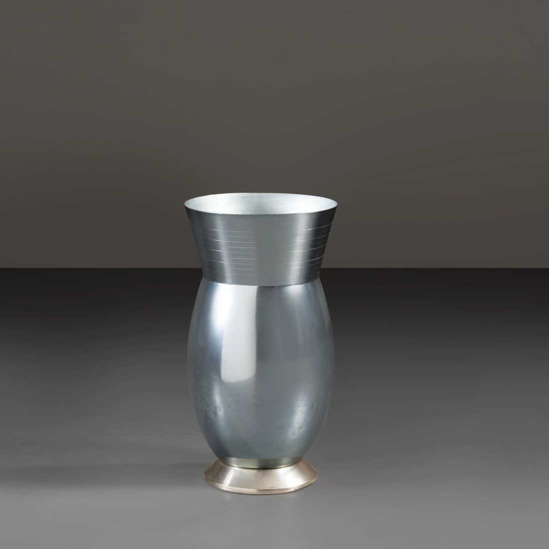 Rinnovel: Rinnovel ALUMINIUM UMBRELLA STAND PORTAOMBRELLI in alluminio Produzione Rinnovel, Italia, 1955 circa marchio del produttore alt. cm 50 e diam. cm 27