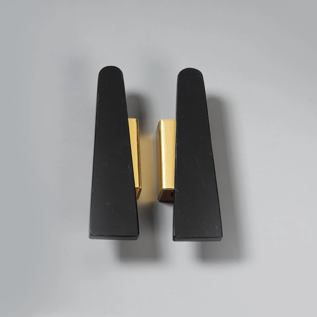 TWO HANDLES: TWO HANDLES DUE MANIGLIE in metallo e materiale plastico Produzione Italia, 1975 circa cm H20xL7xP5
