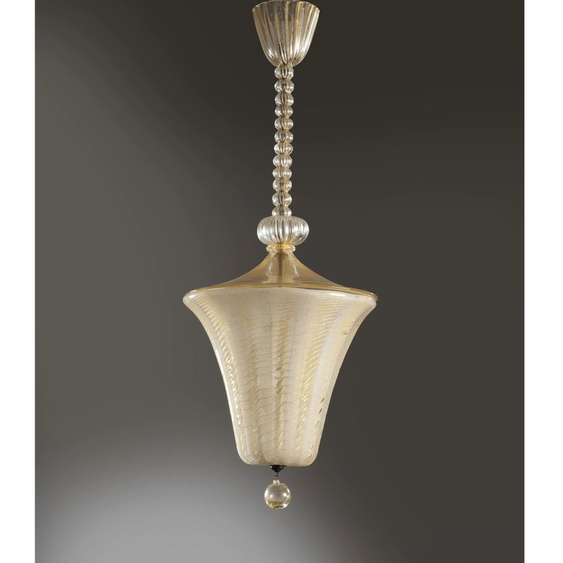 Barovier & Toso: Barovier & Toso GOLD GLASS CEILING LAMP LAMPADARIO in vetro nei toni dell’oro Produzione Barovier & Toso, Murano, 1950 circa alt. cm 90 e diam. cm 36