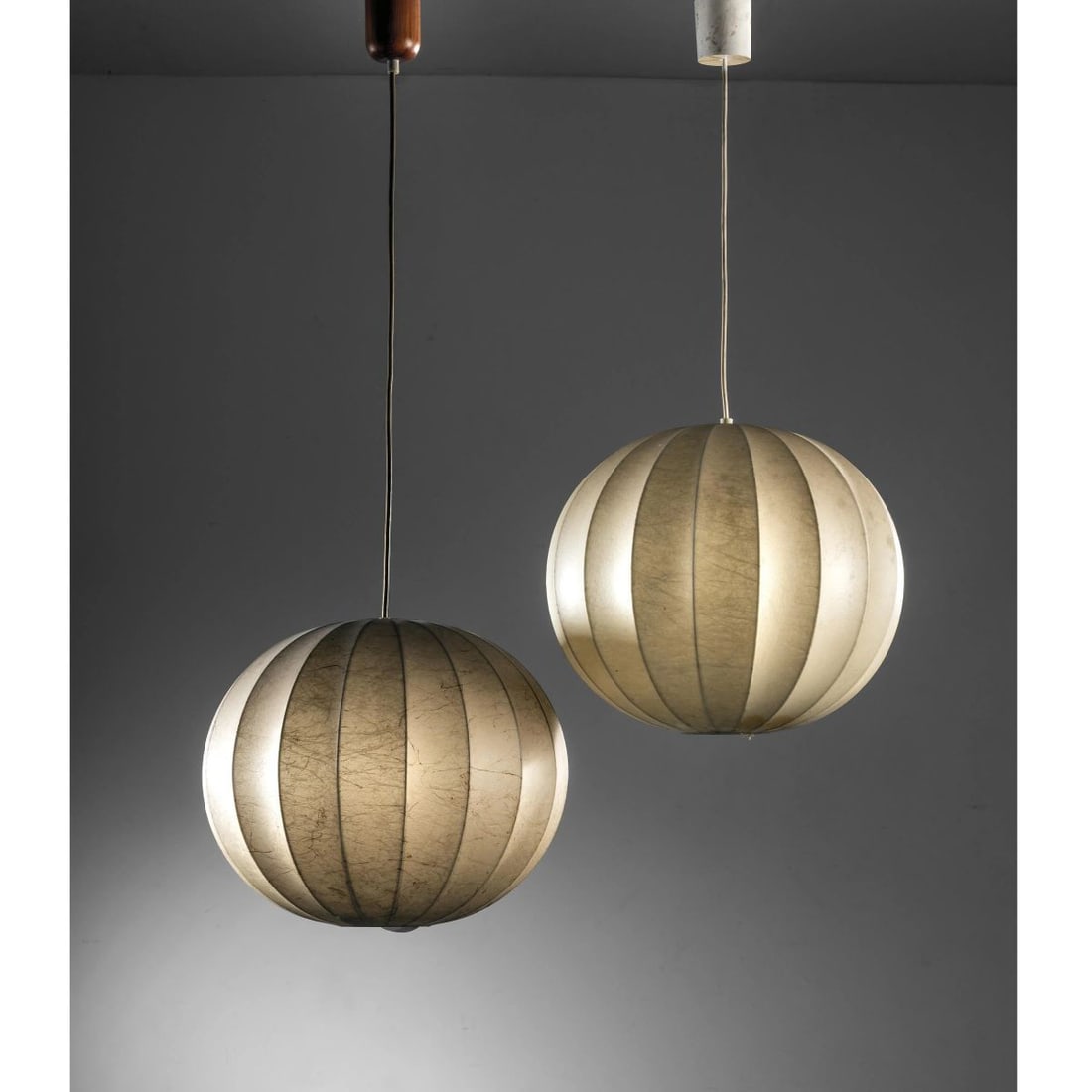 TWO CEILING LAMPS: TWO CEILING LAMPS DUE LAMPADARI in cocoon e metallo Produzione Italia, 1965 circa alt. cm 35 e diam. cm 40